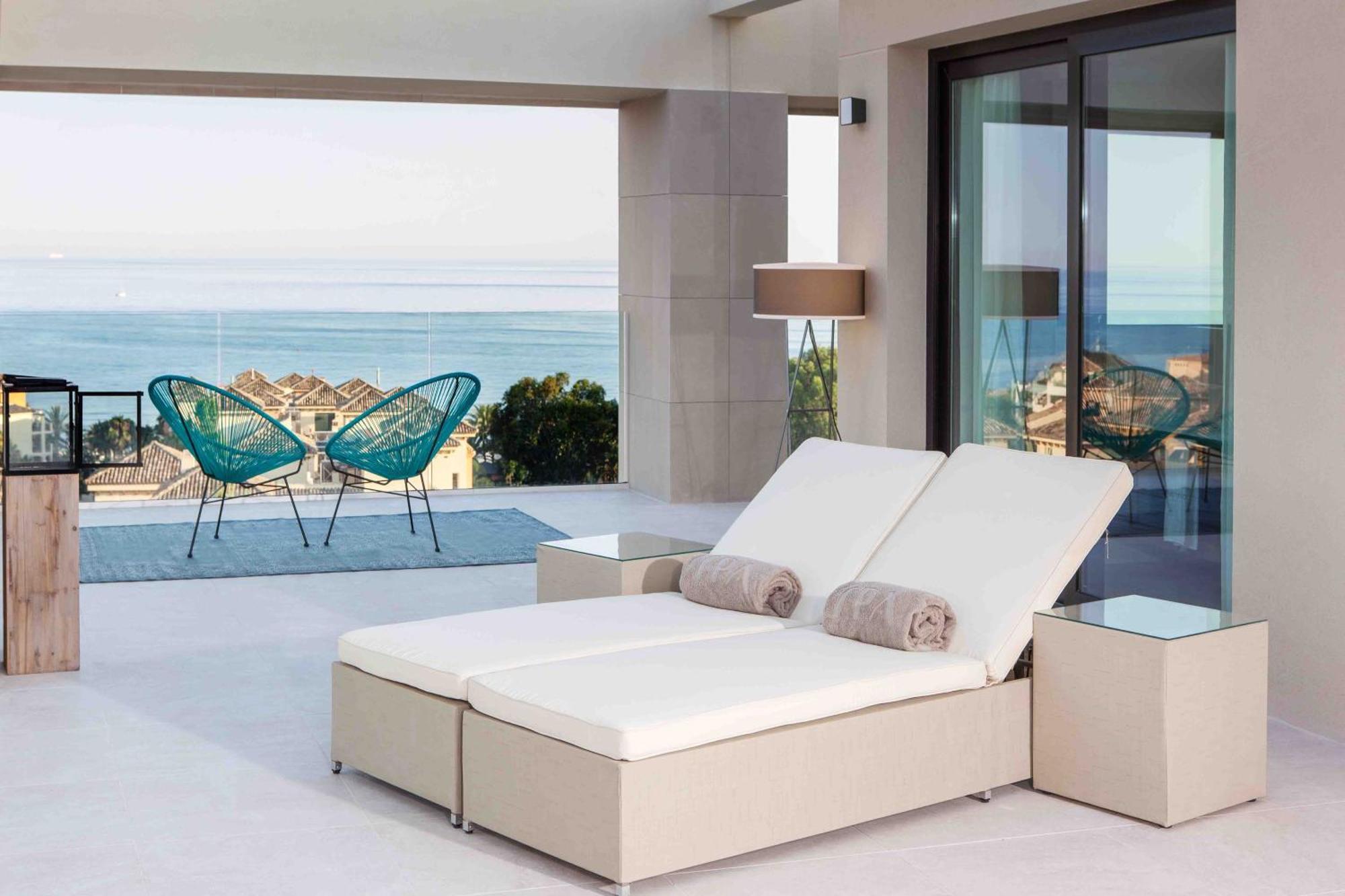 Don Carlos 마르베야 외부 사진 A modern chaise longue