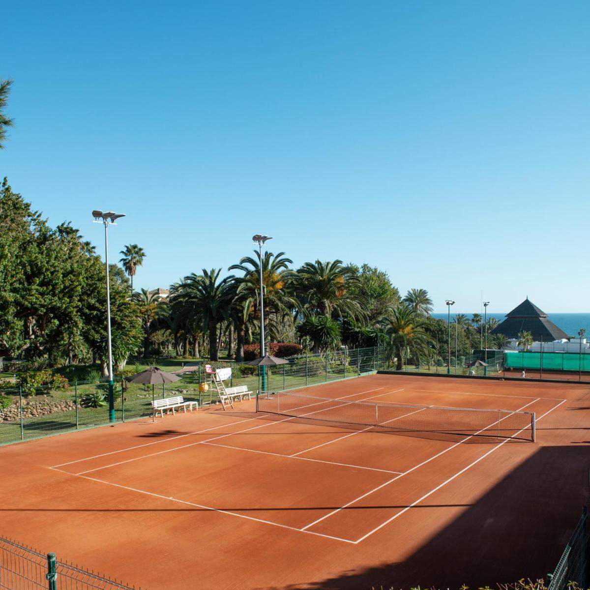 Don Carlos 마르베야 외부 사진 Tennis courts at the club