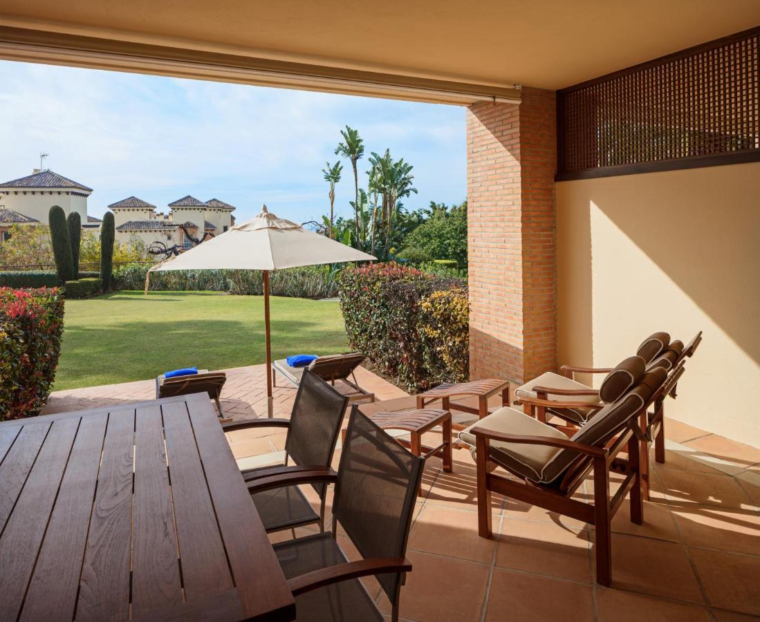 Don Carlos 마르베야 외부 사진 A patio at the Four Seasons Resort